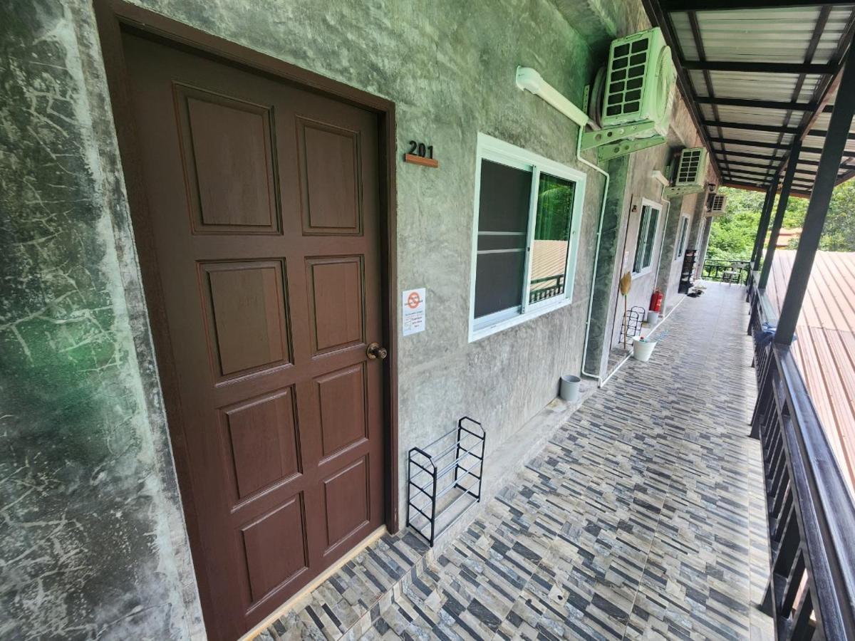 Skypearl Guesthouse & Pub เกาะเต่า ภายนอก รูปภาพ